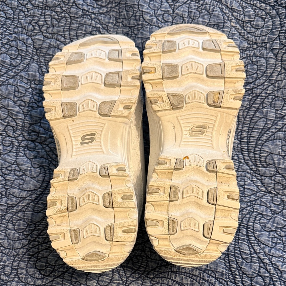 White Skechers D’Lite Slip On Sneakers Size 7.5W - Picture 5 of 8